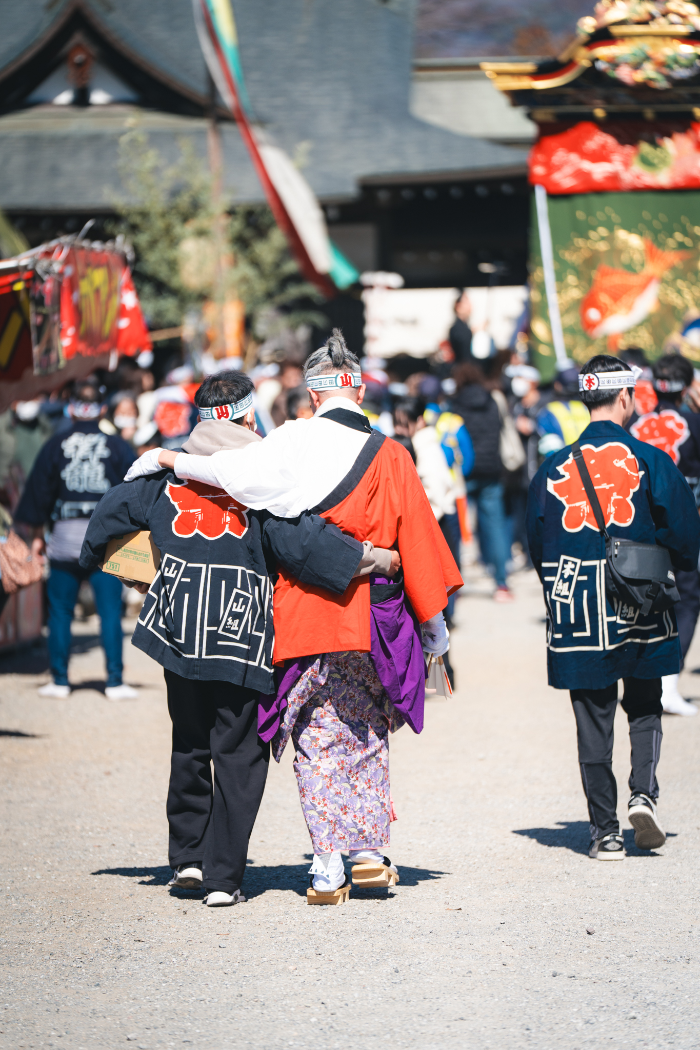 肩を組む仲間たち